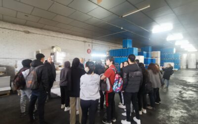 Els i les alumnes de 1r de Batxillerat de l’INS Montbui coneixen la importància del packaging a la comarca