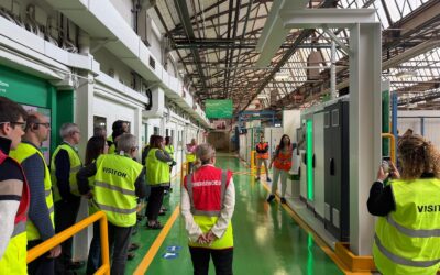 La UEA visita la planta de Schneider Electric de Capellades per conèixer la seva aposta per la sostenibilitat i la innovació